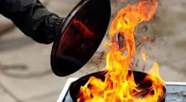 ما هي الوسيلة المناسبة لإطفاء حريق ناتج عن الزيت في المطبخ؟