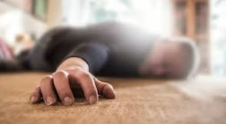 عند العثور على شخص مغمى عليه، ما هي أول خطوة؟